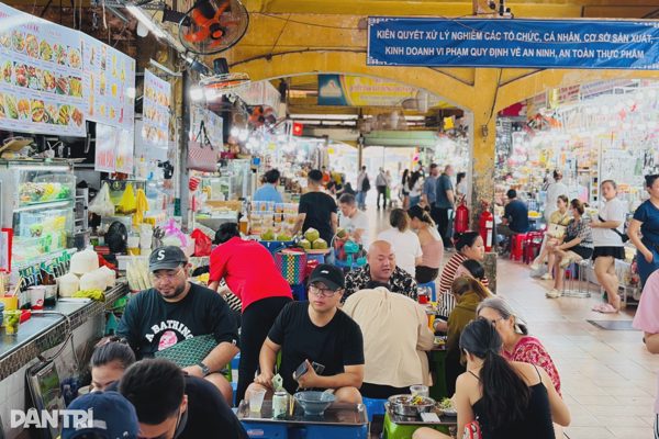 Giữa cảnh chợ truyền thống ế ẩm, một chợ TPHCM vẫn đông khách
