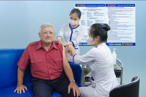 Giữa dịch cúm A, nhiều người cao tuổi đến VNVC tiêm vắc xin cúm chuyên biệt