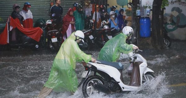 Giữa đường ngập sau mưa lớn ở TP.HCM: Người ngã, xe chết máy hàng loạt