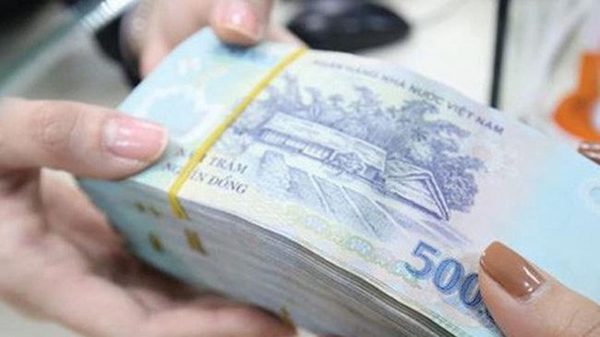 Giữa làn sóng giảm lãi suất, ngân hàng hút vốn cách nào?