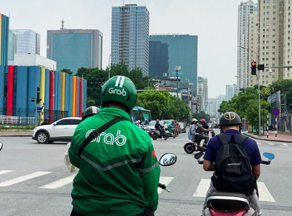 Giữa làn sóng kêu gọi tắt app, nhiều tài xế Grab vẫn chạy xe nhưng gặp đơn ảo