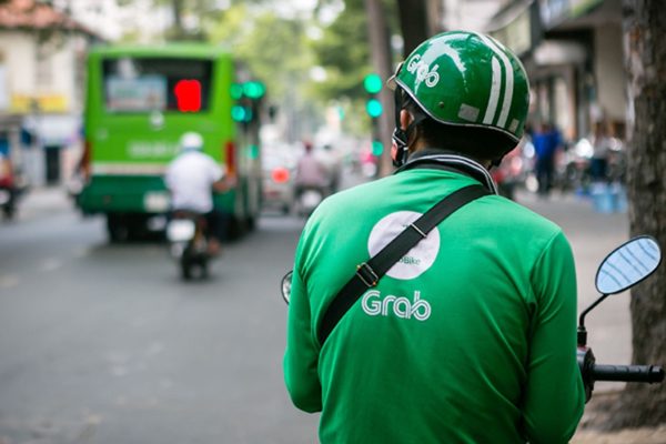 Giữa làn sóng kêu gọi tắt app, nhiều tài xế Grab vẫn chạy xe nhưng gặp đơn ảo