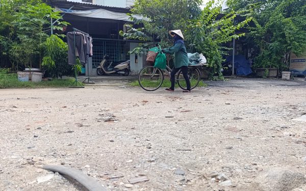 Giữa phố Đà Nẵng tồn tại đoạn đường đất 20m lởm chởm cả chục năm qua