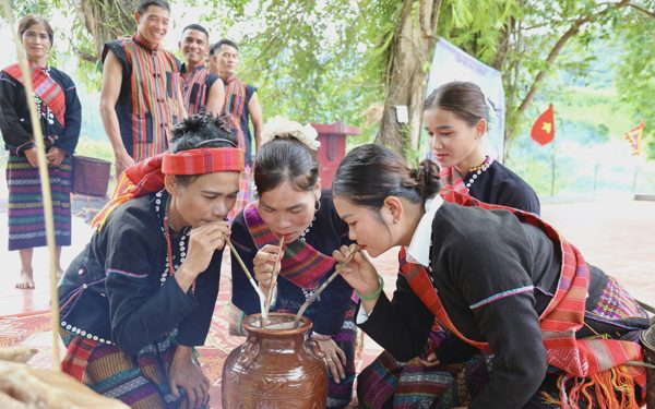 Giữa rừng già Trường Sơn, xem người Vân Kiều trỉa lúa, cầu mùa bội thu gắn với du lịch