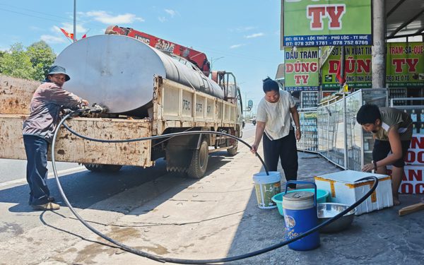 Giữa trưa nắng, người dân xách xô chờ nước sạch