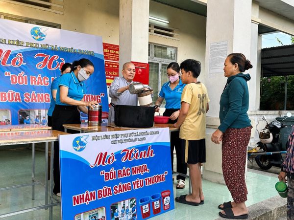 Gom rác đổi cháo sáng