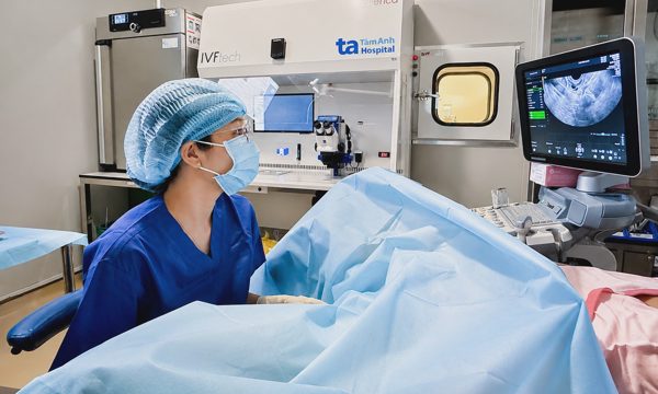 Gom trứng thụ tinh ống nghiệm ở tuổi 35