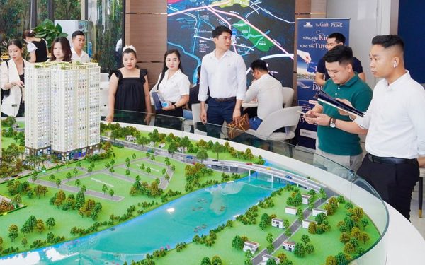 'Gồng' lãi vay cao, nhiều người phải 'cắt lỗ' nhà đất để giải quyết nợ