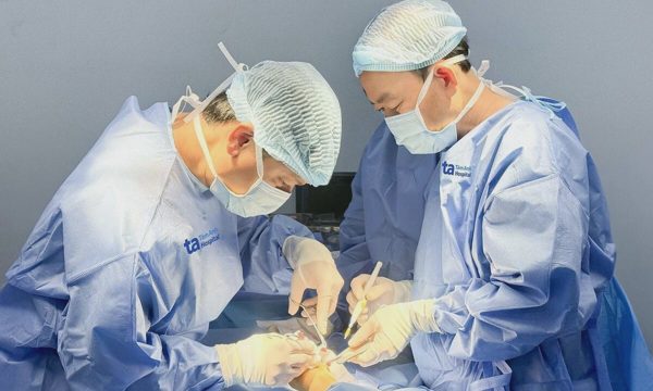 Gót chân bé trai nhiễm trùng sau kẹt vào bánh xe