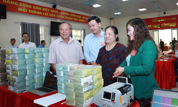 GPMB Quốc lộ 1A: Máy đếm tiền chạy hết công suất, người dân mang bao tải tiền về