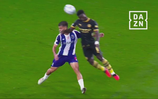 Guehi thoát thẻ đỏ, cầu thủ Man City và Porto xô xát trên đường hầm giữa hiệp