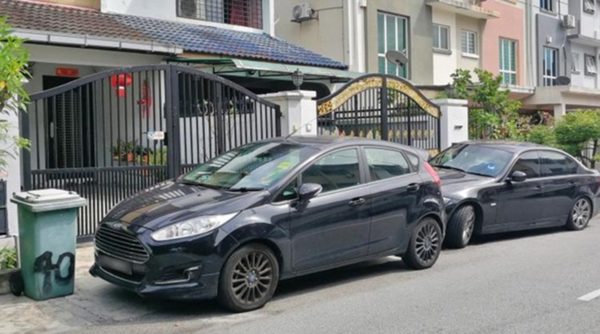 Gửi ô tô mất có 30 nghìn đồng, sao cứ phải đỗ chắn cửa nhà người khác?