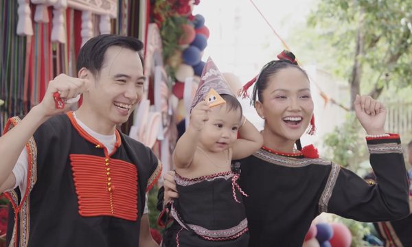 H'Hen Niê làm hơn 80 mâm cỗ đãi tiệc thôi nôi con gái