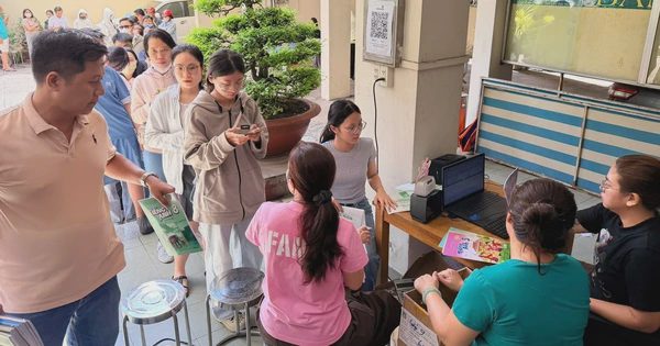 Hôm nay thứ bảy, phụ huynh lại rồng rắn xếp hàng mua sách giáo khoa