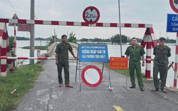 Hà Nội cấm nhiều tuyến đường vì ngập sâu do nước lũ các sông dâng cao, các xe di chuyển ra sao?
