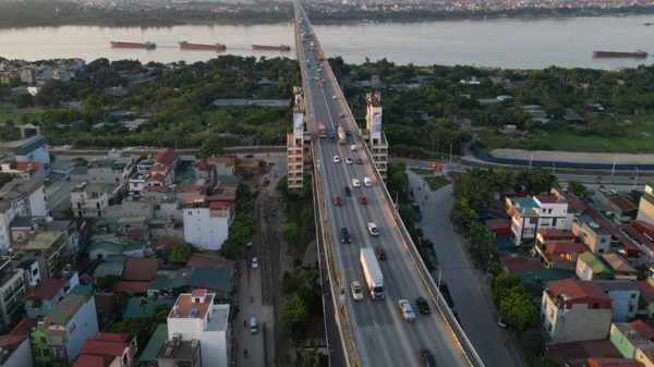 Hà Nội cấm ô-tô rẽ phải lên cầu Thăng Long từ 5 giờ đến 22 giờ mỗi ngày