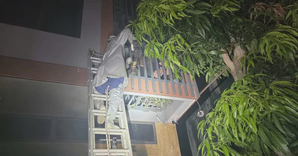 Hà Nội: Cảnh sát cắt “chuồng cọp”, giải cứu 2 người mắc kẹt trong đám cháy
