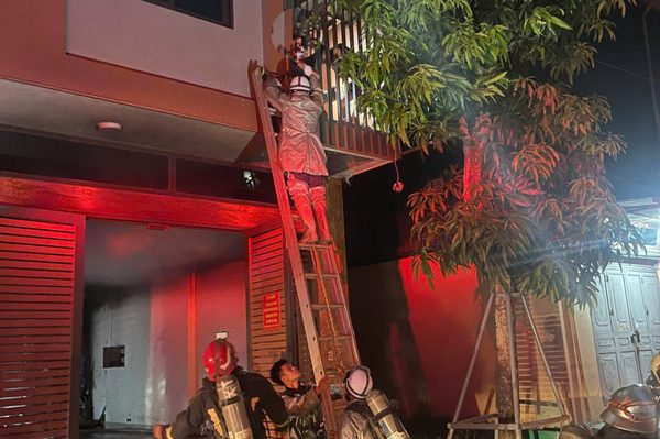 Hà Nội: Cảnh sát phá 'chuồng cọp', giải cứu 2 người mắc kẹt trong ngôi nhà 6 tầng bị cháy