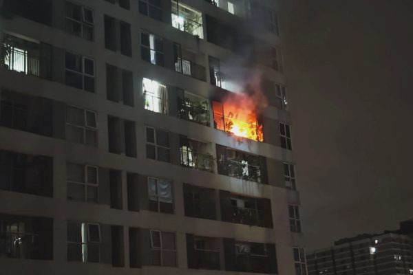 Hà Nội: Cháy căn hộ ở tầng 9 tòa chung cư HH1 số 90 Nguyễn Tuân