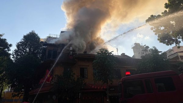 Hà Nội: Cháy tại nhà hàng 3 tầng trên phố Tăng Bạt Hổ, không có thiệt hại về người