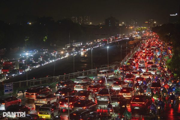 Hà Nội chiều mưa và câu hỏi “hôm nay có ngập không?”