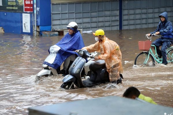 Hà Nội cho các trường chủ động điều chỉnh giờ, hình thức dạy học khi mưa lớn