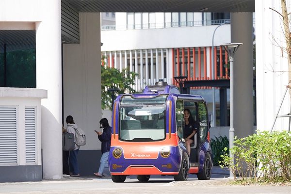 Hà Nội cho thử nghiệm xe buýt tự lái, robot giao hàng không thu phí