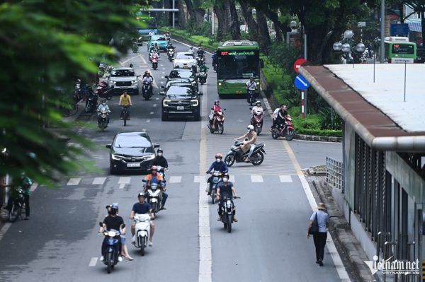 Hà Nội cho xe đi vào làn BRT để giảm ùn tắc tại nút Láng Hạ - Giảng Võ