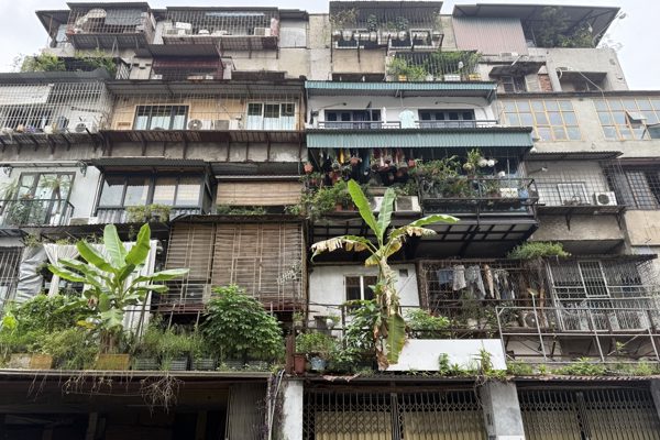 Hà Nội chuẩn bị cải tạo chung cư cũ: Người dân đóng sẵn đồ, ngóng từng ngày rời đi