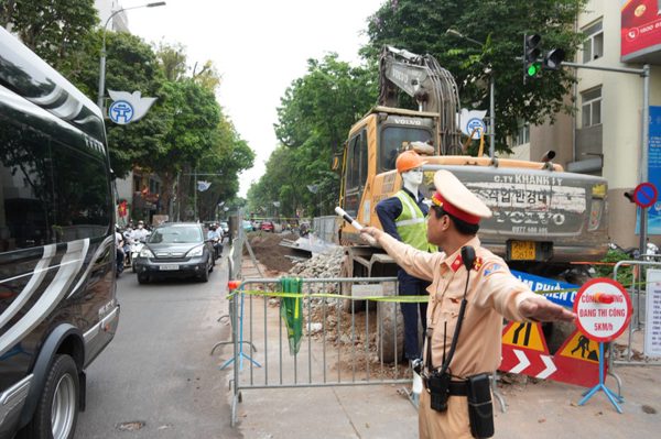 Hà Nội có 62 vị trí rào chắn thi công, CSGT khuyến cáo người dân