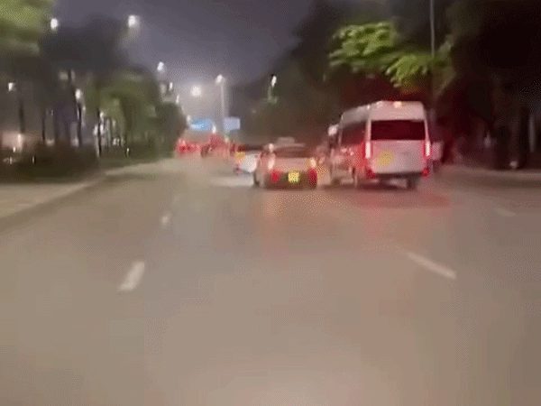 Hà Nội: Công an làm việc với hai tài xế điều khiển ô tô chèn ép nhau trên đường Giải Phóng