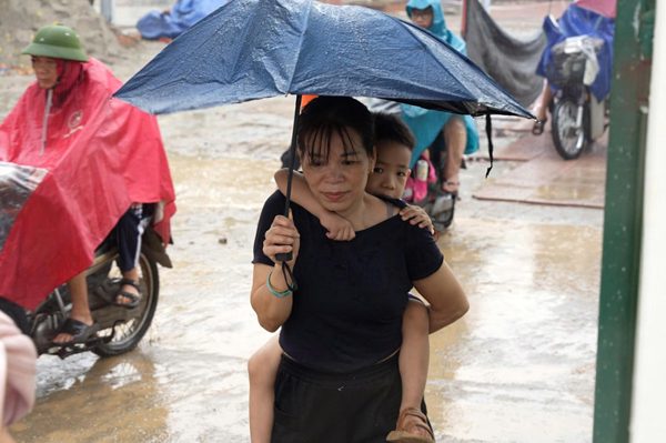 Hà Nội: Công ty thực phẩm giao 16 thùng canh khi học sinh đã ngủ trưa