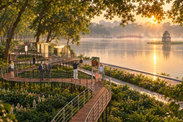 Hà Nội đang làm 'cầu cạn check-in' bên Hồ Hoàn Kiếm