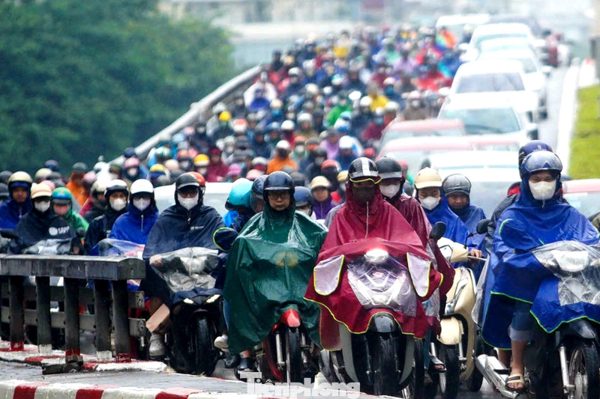 Hà Nội: Dòng xe ken đặc giữa mưa ngập và ùn tắc