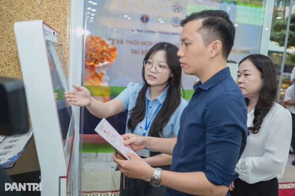 Hà Nội đưa dịch vụ công vào tận bệnh viện hỗ trợ làm khai sinh cho trẻ