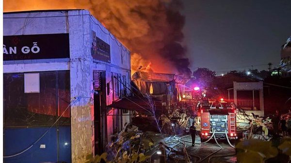Hà Nội: Gần 100 cán bộ chiến sĩ chữa cháy tại cụm nhà kho ở xã Sơn Đồng