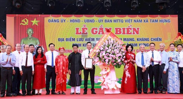 Hà Nội gắn biển di tích cách mạng kháng chiến tại đình Kim