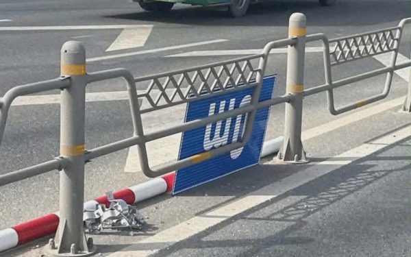 Hà Nội gỡ biển cảnh báo khoảng cách trên cầu Nhật Tân sau 3 ngày lắp đặt