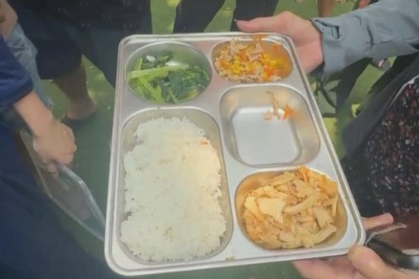 Hà Nội: Học sinh gần 13h mới được ăn cơm trưa, phụ huynh “nóng như lửa đốt”