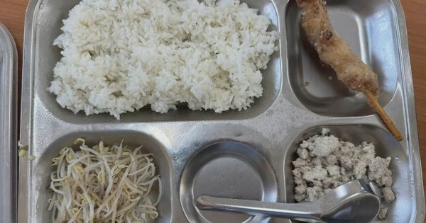 Hà Nội: Học sinh nhiều trường đầu giờ chiều mới được ăn trưa, suất ăn 'quá chán'