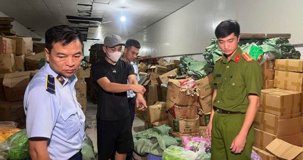 Hà Nội: Khởi tố chủ cơ sở sản xuất bánh, kẹo giả, 'đội lốt' hàng ngoại