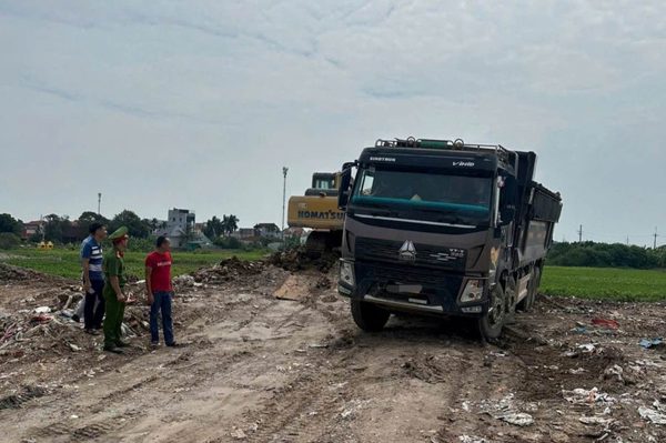 Hà Nội: Khởi tố giám đốc công ty vận tải đổ trộm hơn 4.500 tấn chất thải xây dựng