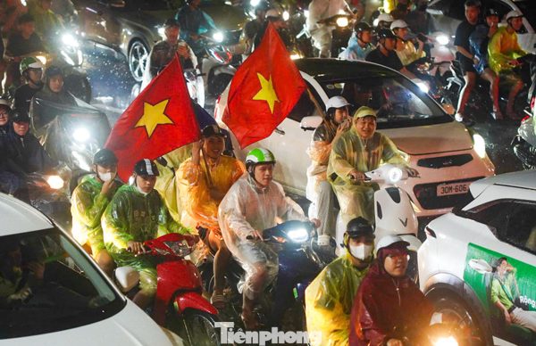 Hà Nội không ngủ sau chiến thắng của tuyển Việt Nam