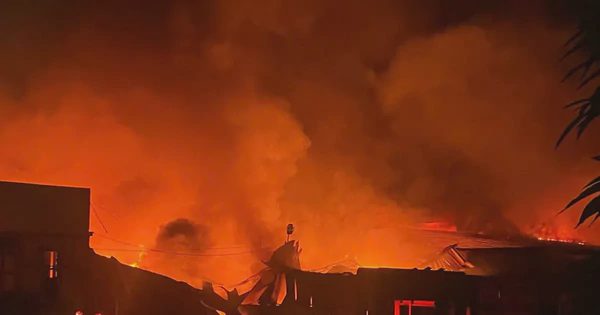 Hà Nội: Khu xưởng ở xã Sơn Đồng chìm trong 'biển' lửa