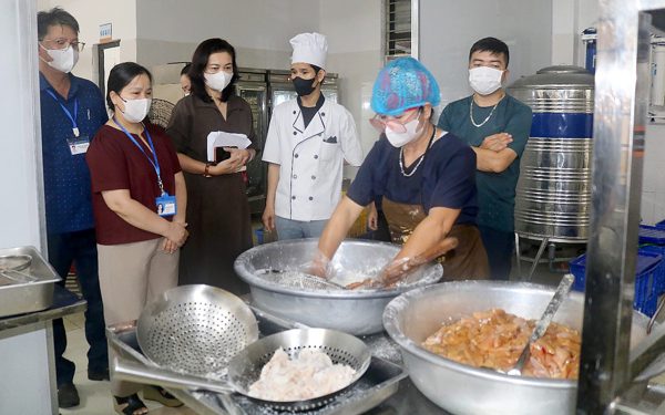 Hà Nội kiểm tra đột xuất bếp ăn trường sau phản ánh 'toàn tóp mỡ'