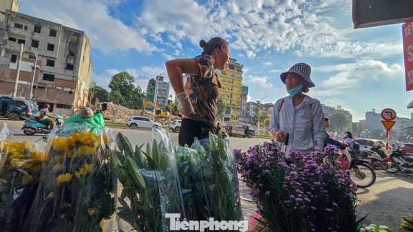 Hà Nội: Lạ lẫm hàng quán vừa mở dọc tuyến Hoàng Cầu - Voi Phục mới