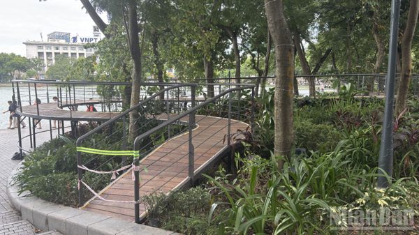 Hà Nội: Lắp đặt cầu cạn cảnh quan bên Hồ Gươm