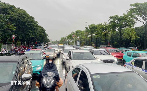 Hà Nội: Lực lượng chức năng hỗ trợ người dân ứng phó mưa lũ, ngập úng