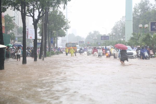 Hà Nội lý giải vì sao đường Tố Hữu ngập sâu dù gần hồ thoát nước Đồng Bông 2