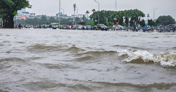 Hà Nội mưa cả đêm không ngớt, loạt tuyến phố ngập úng